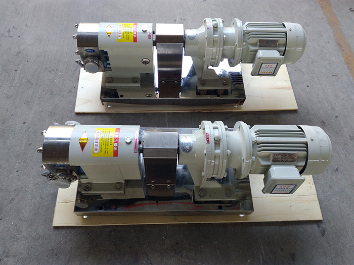 Tri rotors sanitary lobe pump